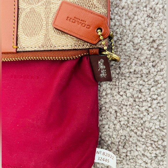 NWT - COACH SMALL WRISTLET IN COLORBLOCK SIGNATURE CANVAS (32445) - Picture 6 of 7